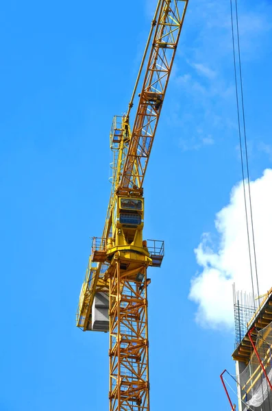 Gru Torre Alta Costruzione Contro Cielo Blu — Foto Stock