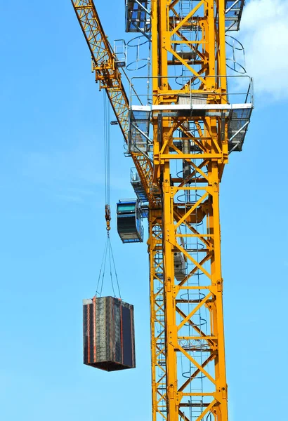 Gru Torre Alta Costruzione Contro Cielo Blu — Foto Stock