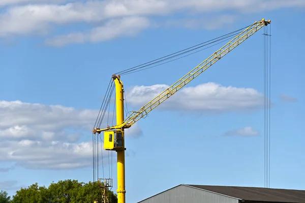 Gru Torre Alta Costruzione Contro Cielo Blu — Foto Stock