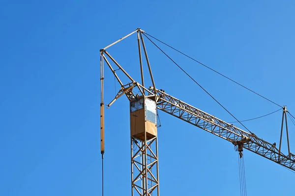 Grande Grue Tour Construction Contre Ciel Bleu — Photo