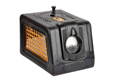 Beyaz arkaplanda izole edilmiş eski Sovyet voltmetresi