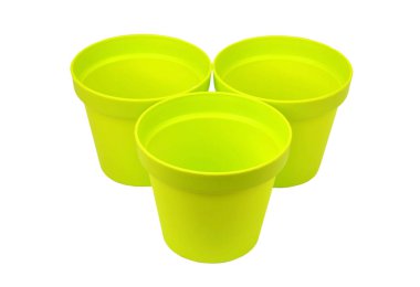 Plastik saksı, beyaz arkaplanda izole edilmiş.