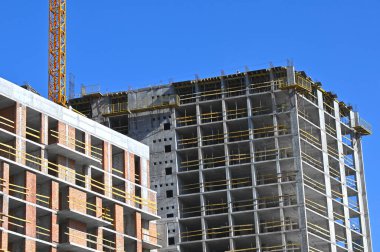 Turna ve bina mavi gökyüzüne karşı yapım aşamasında