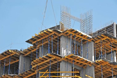 Yüksek binalı inşaat inşaat iskelesi ile çalışıyor