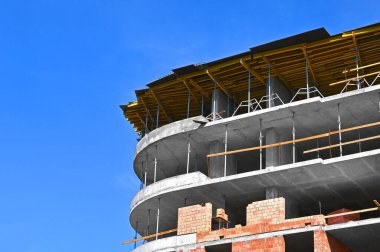 Yüksek binalı inşaat inşaat iskelesi ile çalışıyor