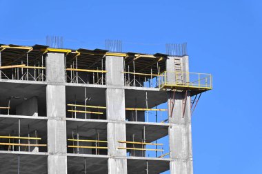Yüksek binalı inşaat inşaat iskelesi ile çalışıyor