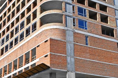 İnşaat inşaatı beton ve tuğladan yapılıyor.