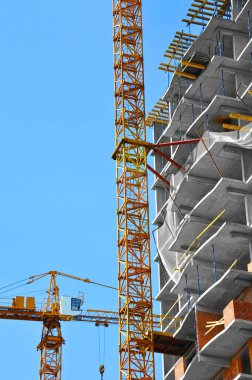 Turna ve bina mavi gökyüzüne karşı yapım aşamasında