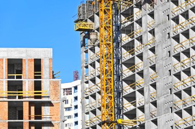 Turna ve bina mavi gökyüzüne karşı yapım aşamasında