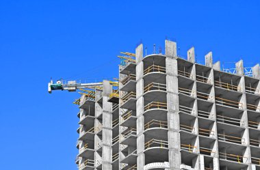 Turna ve bina mavi gökyüzüne karşı yapım aşamasında