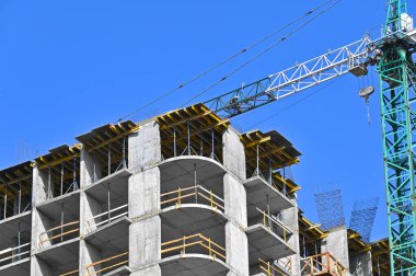 Turna ve bina mavi gökyüzüne karşı yapım aşamasında