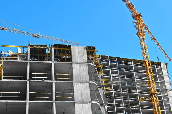 Kran Und Gebäude Bau Vor Blauem Himmel — Stockfoto