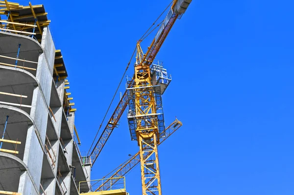 Grúa Construcción Construcción Contra Cielo Azul —  Fotos de Stock