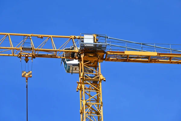 Gru Torre Alta Costruzione Contro Cielo Blu — Foto Stock