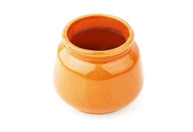 Beyaz arkaplanda izole edilmiş vintage kil kap