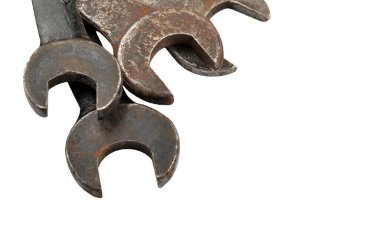 Paslı İngiliz anahtarı yığını, beyaz arka planda izole edilmiş.