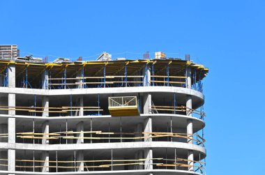 Yüksek binalı inşaat inşaat iskelesi ile çalışıyor