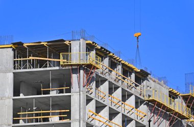 Yüksek binalı inşaat inşaat iskelesi ile çalışıyor