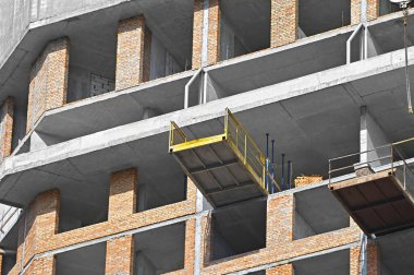 İnşaat inşaatı beton ve tuğladan yapılıyor.