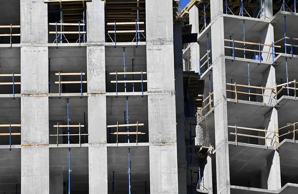 İnşaat inşaatı beton ve tuğladan yapılıyor.