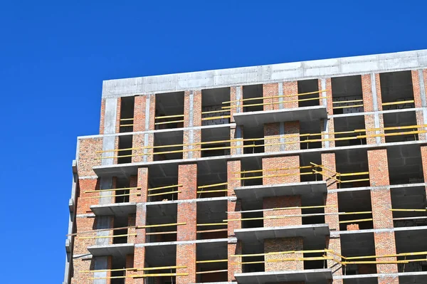 Yüksek binalı inşaat inşaat iskelesi ile çalışıyor