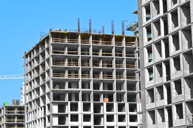 Yüksek binalı inşaat inşaat iskelesi ile çalışıyor