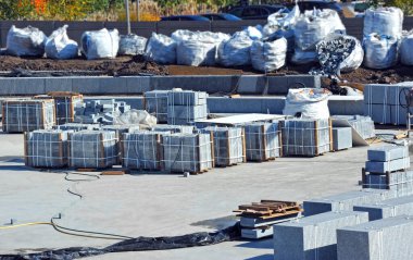 İnşaat şantiyesine granit döşeme.