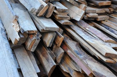 İnşaat alanında istiflenmiş eski ahşap kiriş.
