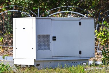 Sokakta beyaz dizel mobil elektrik jeneratörü