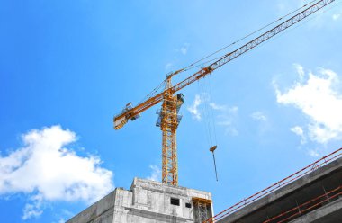 Turna ve bina mavi gökyüzüne karşı yapım aşamasında