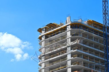 Turna ve bina mavi gökyüzüne karşı yapım aşamasında