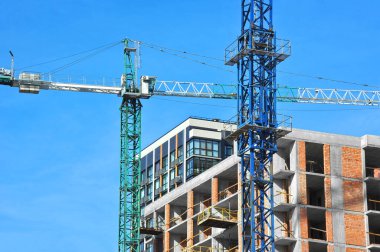 Turna ve bina mavi gökyüzüne karşı yapım aşamasında