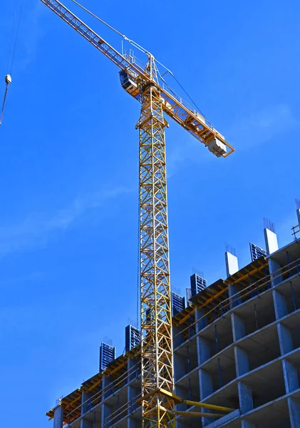 Grúa Construcción Construcción Contra Cielo Azul —  Fotos de Stock