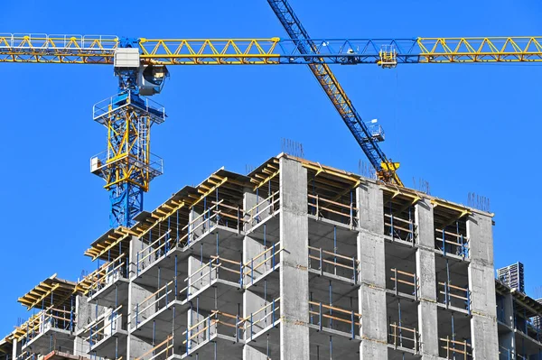 Guindaste Construção Construção Contra Céu Azul — Fotografia de Stock