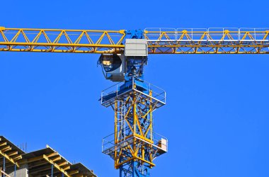 Turna ve bina mavi gökyüzüne karşı yapım aşamasında