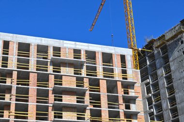 Turna ve bina mavi gökyüzüne karşı yapım aşamasında