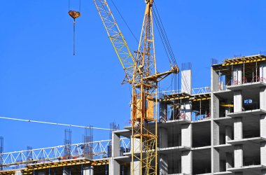 Turna ve bina mavi gökyüzüne karşı yapım aşamasında