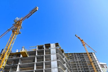Turna ve bina mavi gökyüzüne karşı yapım aşamasında