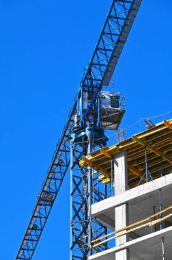 Turna ve bina mavi gökyüzüne karşı yapım aşamasında