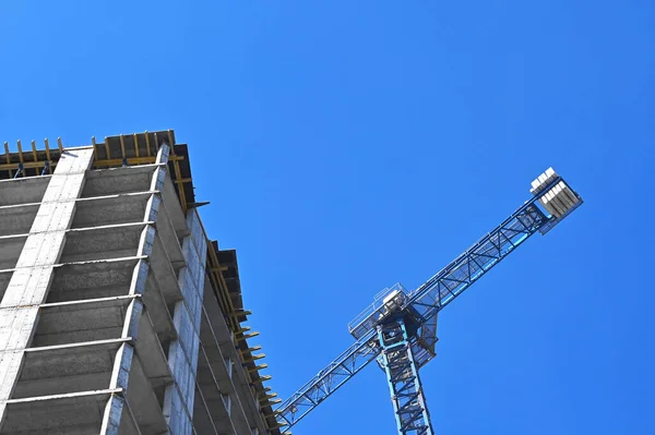 Gru Edificio Costruzione Contro Cielo Blu — Foto Stock