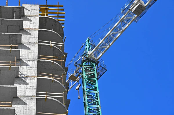 Guindaste Construção Construção Contra Céu Azul — Fotografia de Stock