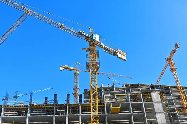 Kraanvogel Gebouw Aanbouw Tegen Blauwe Lucht — Stockfoto