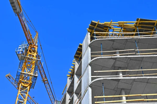 Gru Edificio Costruzione Contro Cielo Blu — Foto Stock