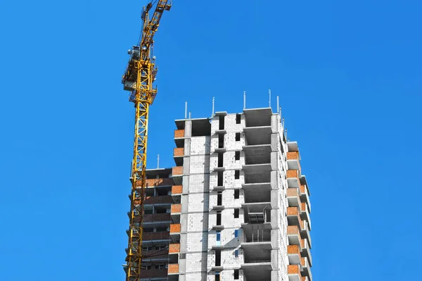 Gru Edificio Costruzione Contro Cielo Blu — Foto Stock