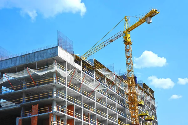 Gru Edificio Costruzione Contro Cielo Blu — Foto Stock