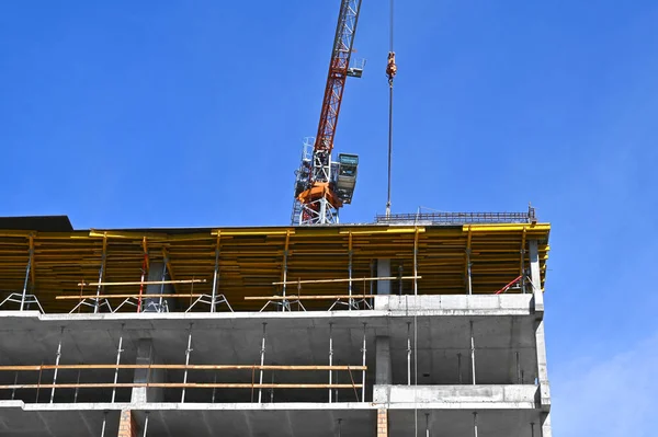 Kran Und Gebäude Bau Vor Blauem Himmel — Stockfoto