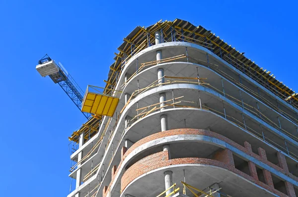 Gru Edificio Costruzione Contro Cielo Blu — Foto Stock