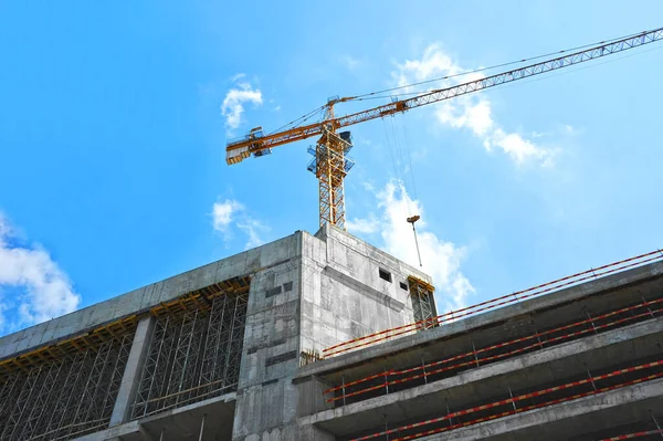 Kran Und Gebäude Bau Vor Blauem Himmel — Stockfoto