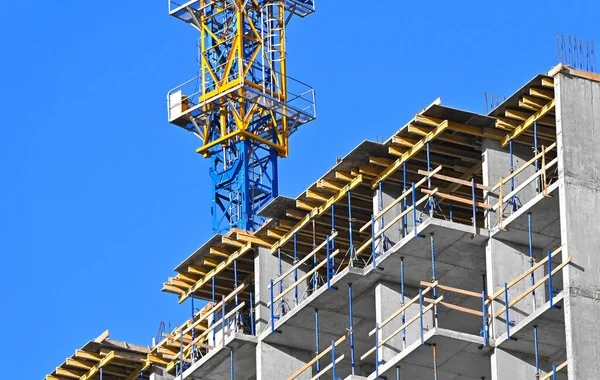 Guindaste Construção Construção Contra Céu Azul — Fotografia de Stock