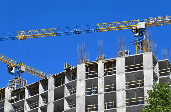 Kran Und Gebäude Bau Vor Blauem Himmel — Stockfoto